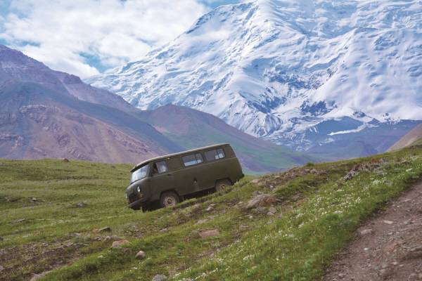 비포장 도로 위를 덜컹이며 달리는 오프로드 차량