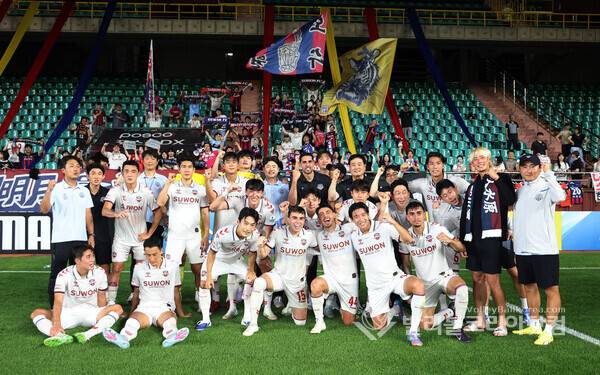 수원FC, 올시즌 연승...인증샷 촬영하는 선수들.