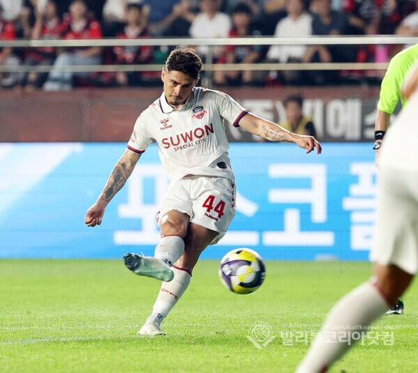 수원FC 윌리안이 패널킥을 성공시키는 모습.