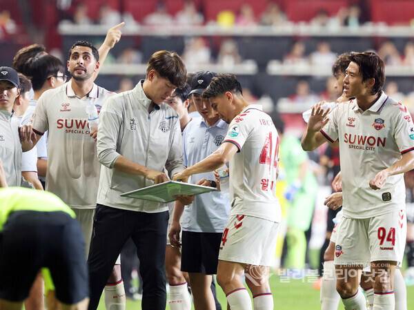 수원FC김은중감독이 윌리안에게 작전을 지시하는 모습.