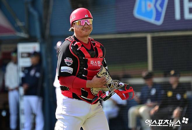 20일 오후 서울 송파구 잠실야구장에서 열린 '2025 신한 SOL Bank KBO리그' KIA 타이거즈와 두산 베어스의 경기, 5회말 2사 1루 KIA 김태군이 두산 정수빈의 2루 도루를 저지한 후 더그아웃으로 향하고 있다. 엑스포츠뉴스 DB