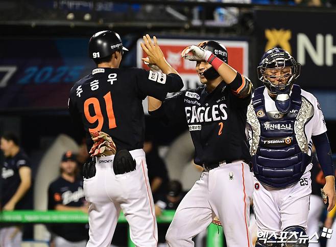 22일 오후 서울 송파구 잠실야구장에서 열린 '2025 신한 SOL Bank KBO리그' 한화 이글스와 두산 베어스의 경기, 9회초 2사 한화 심우준이 두산 최원준 상대로 솔로 홈런을 때려낸 뒤 홈에서 추승우 코치와 하이파이브를 나누고 있다. 잠실, 박지영 기자