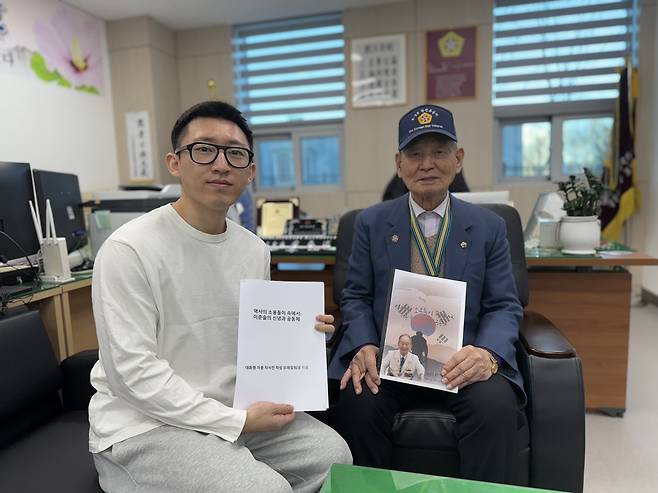 6·25 참전용사와 인터뷰하는 김민석씨(왼쪽) [김민석씨 제공. 재판매 및 DB 금지]