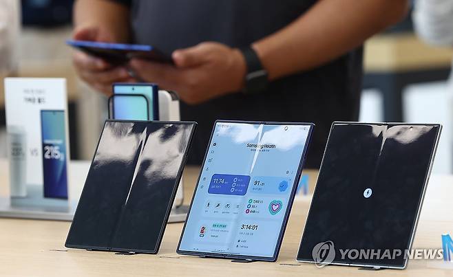'이게 바로 갤럭시 Z 폴드 7' (서울=연합뉴스) 김성민 기자 = 삼성전자의 새로운 폴더블폰 갤럭시 Z7 시리즈가 공식 출시를 앞두고 15일부터 일주일간 예약 판매를 시작한다. 
    이날 서울 서초구 삼성 강남에서 시민들이 갤럭시 Z 폴드 7을 살펴보고 있다. 2025.7.15 ksm7976@yna.co.kr
