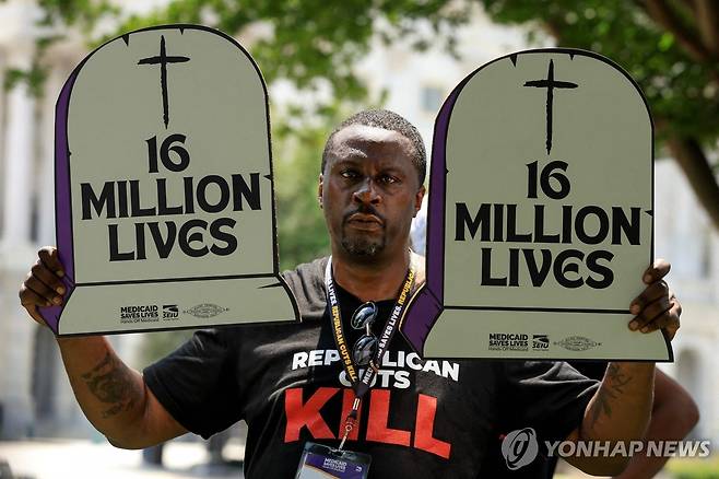 '1천600만명의 생명'  트럼프 정부의 예산 삭감에 항의하는 시위자 [AFP=연합뉴스 자료사진. 재판매 및 DB 금지]