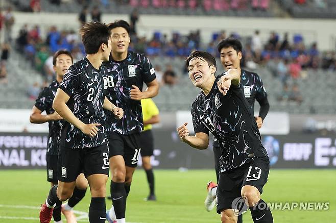 앞서가는 한국 (용인=연합뉴스) 홍기원 기자 = 11일 경기도 용인미르스타디움에서 열린 2025년 동아시아축구연맹(EAFF) E-1 챔피언십(동아시안컵) 남자부 2차전 한국과 홍콩의 경기. 골을 넣은 한국 강상윤이 기뻐하고 있다. 2025.7.11 xanadu@yna.co.kr