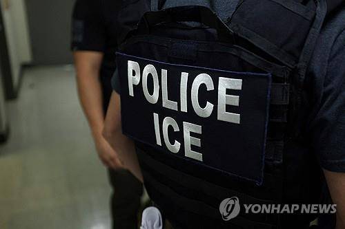 미국 이민세관단속국(ICE) 직원 (뉴욕 AFP=연합뉴스) 2025년 7월 16일 미국 뉴욕 소재 이민법원 법정 바깥 복도에서 대기 중인 이민세관단속국(ICE) 직원. 2025.7.22.