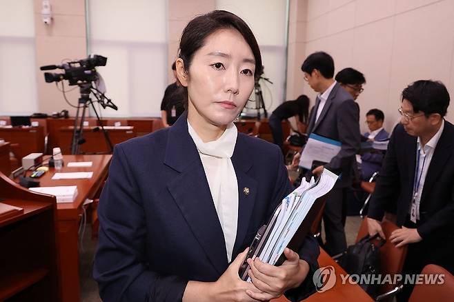 오전 청문회 마친 강선우 후보자 (서울=연합뉴스) 김주성 기자 = 강선우 여성가족부 장관 후보자가 지난 14일 국회 여성가족위원회에서 열린 인사청문회가 오전 질의를 마치고 정회되자 청문회장을 나가고 있다. 2025.7.14 utzza@yna.co.kr