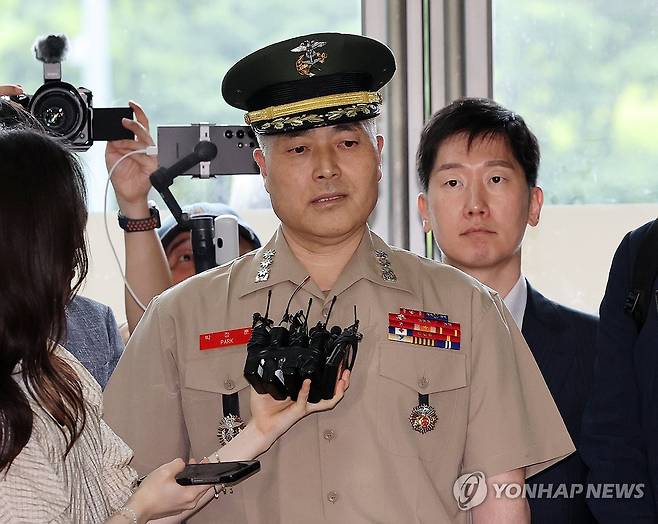 답변하는 박정훈 대령 (서울=연합뉴스) 서명곤 기자 = 채상병 사망 사건 초동조사 당시 수사외압을 폭로했던 박정훈 해병대 수사단장(대령)이 지난 16일 서울 서초구 순직해병특검 사무실에 참고인 신분으로 출석하며 취재진의 질문에 답하고 있다. 2025.7.16 seephoto@yna.co.kr