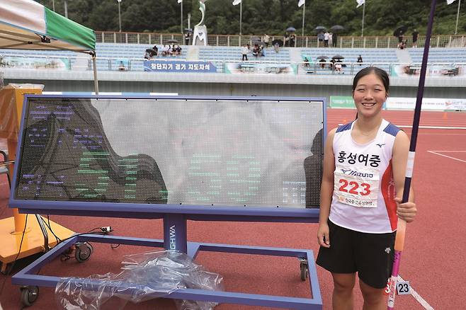 박혜린, 여자 창던지기 한국 중학생 신기록 (서울=연합뉴스) 박혜린이 22일 강원도 정선종합운동장에서 열린 회장배 제23회 전국중·고등학교육상경기선수권대회 여중부 창던지기 경기에서 51ｍ59의 부별 신기록을 세운 뒤, 기념 촬영하고 있다. [대한육상연맹 제공. 재판매 및 DB 금지]