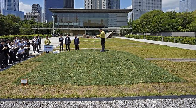 일본 총리관저 앞마당에 깔린 제염토   (교도=연합뉴스) 하야시 요시마사 일본 관방장관과 아사오 게이이치로 환경상 등이 22일 제염토를 이용해 조성한 도쿄 지요다구 나가타초 총리관저 앞마당을 시찰했다. 2025.7.22. evan@yna.co.kr