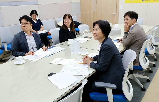 이스란 보건복지부 제1차관(오른쪽에서 두번째)이 22일 복지부 성평등 자문위원회에 참여하고 있다. [보건복지부 제공. 재판매 및 DB 금지]