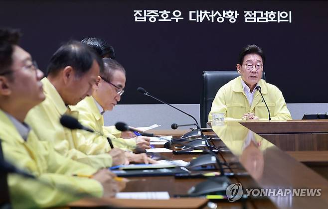 이재명 대통령, 집중호우 대처상황 점검회의 (서울=연합뉴스) 홍해인 기자 = 이재명 대통령이 지난 18일 정부서울청사 중앙재난안전상황실 서울상황센터에서 집중호우 대처상황 점검회의를 주재하고 있다. 2025.7.18 hihong@yna.co.kr