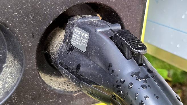 오랫동안 사용하지 않아 먼지가 쌓인 충전기 [전석훈 경기도의원 제공. 재판매 및 DB 금지]