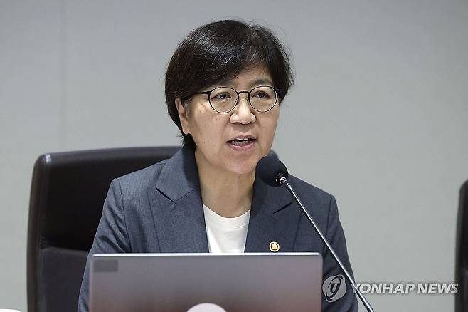 정은경 보건복지부 장관, 국무회의 인사말 (서울=연합뉴스) 홍해인 기자 = 정은경 보건복지부 장관이 22일 서울 용산 대통령실 청사에서 이재명 대통령 주재로 열린 국무회의에 참석해 인사말을 하고 있다.  2025.7.22 [대통령실통신사진기자단] hihong@yna.co.kr