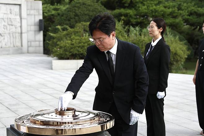 김영훈 노동부 장관, 현충원 참배 (서울=연합뉴스) 김영훈 고용노동부 장관이 22일 서울 동작구 국립서울현충원을 찾아 분향하고 있다. 2025.7.22 [고용노동부 제공. 재판매 및 DB 금지] photo@yna.co.kr