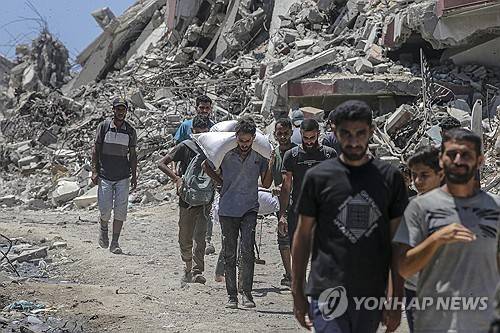 구호품 받아 이동하는 가자지구 주민들 [EPA 연합뉴스 자료사진. 재판매 및 DB 금지]