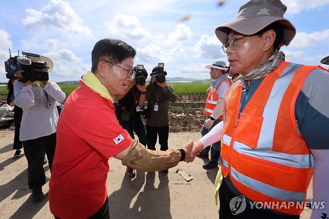 김문수 전 장관과 악수하는 송언석 비대위원장 (예산=연합뉴스) 김준범 기자 = 국민의힘 송언석 비대위원장 겸 원내대표(오른쪽)가 22일 오전 충남 예산군 삽교읍 수해 현장을 찾아 김문수 전 고용노동부 장관과 인사하고 있다. 2025.7.22 psykims@yna.co.kr