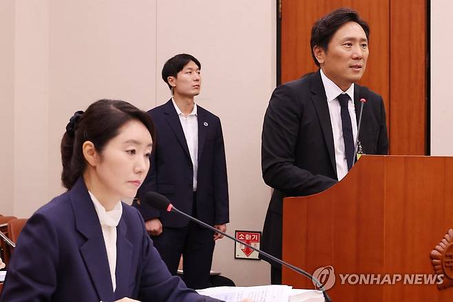 증인신문에 답하는 이의일 대표 (서울=연합뉴스) 김주성 기자 = 14일 국회 여성가족위원회에서 열린 강선우 여성가족부 장관 후보자에 대한 인사청문회에서 증인으로 출석한 이의일 엑셀세라퓨틱스 대표가 신문에 답하고 있다. 2025.7.14 utzza@yna.co.kr