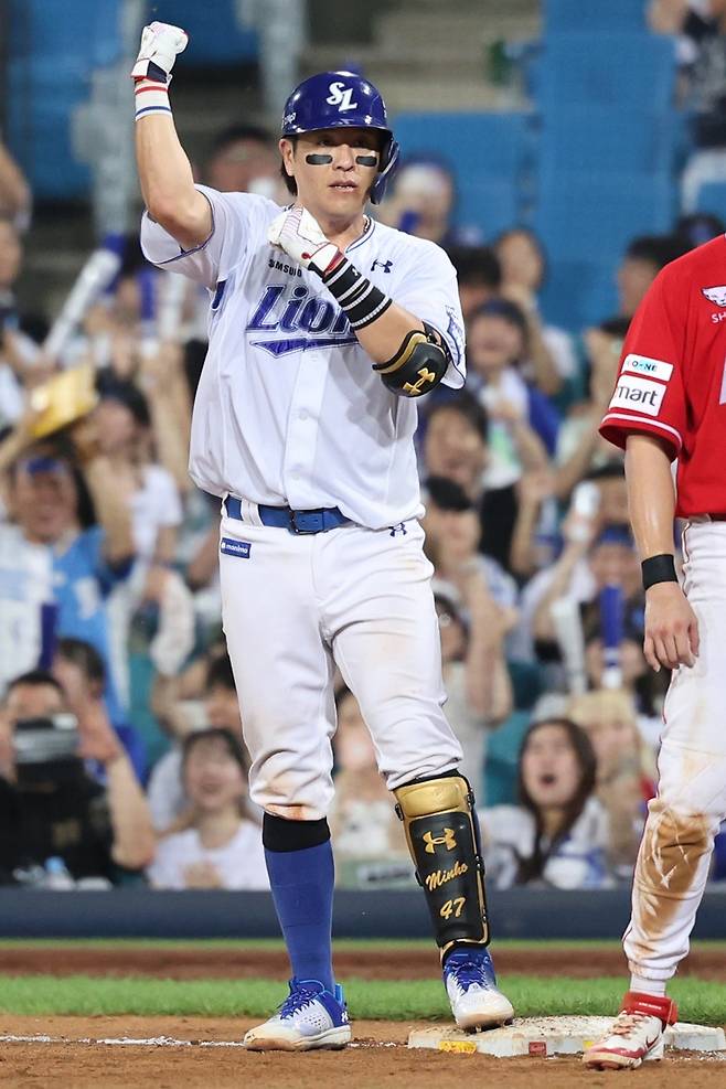 적시타 친 강민호 (서울=연합뉴스) 삼성 강민호가 22일 대구 삼성라이온즈파크에서 열린 프로야구 SSG와의 홈 경기, 6회말 2타점 적시타를 친 뒤 세리머니를 하고 있다. [삼성 라이온즈 제공. 재판매 및 DB금지]