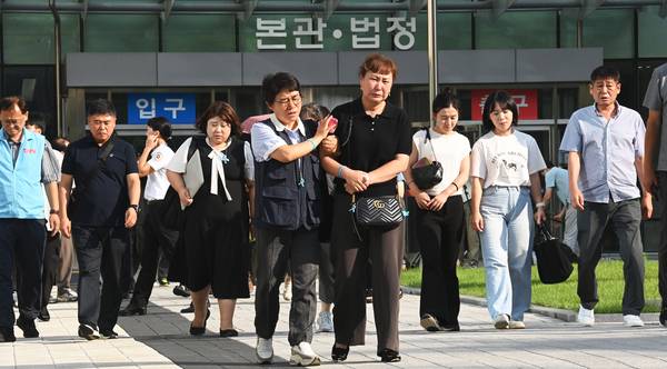 화성 아리셀 공장 화재 사고에 대한 형사 1심 최종변론일인 23일 오후 수원지방법원에서 유가족들과 관계자들이 공판을 마치고 법원을 나오고 있다. 이날 검찰은 중대재해처벌법 위반 등의 혐의로 기소된 아리셀 박순관 대표에게 징역 20년을 구형했다. 2025.7.23 /최은성기자 ces7198@kyeongin.com