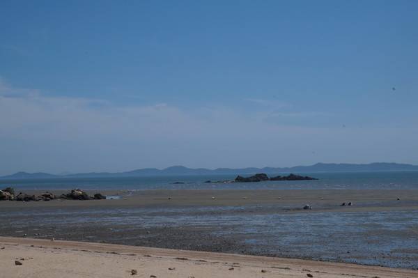 23일 오후&nbsp;강화군 삼산면 매음리 민머루 해수욕장은 여름 휴가철 성수기라는 것이 믿기 어려울 만큼 텅 비었다. [사진=이장원 기자]