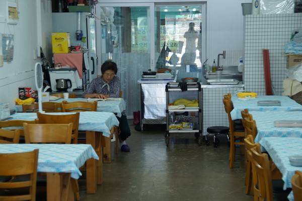 강화군 화도면 내리 후포항에서 '수광호' 간판으로 30여년간 밴댕이회와 매운탕 장사를 해온 김점임 씨는 비어있는 장사일지를 근심스러운 얼굴로 들여다보고 있다. 23일 점심 때였지만 손님은 없었다. [사진=이장원 기자]