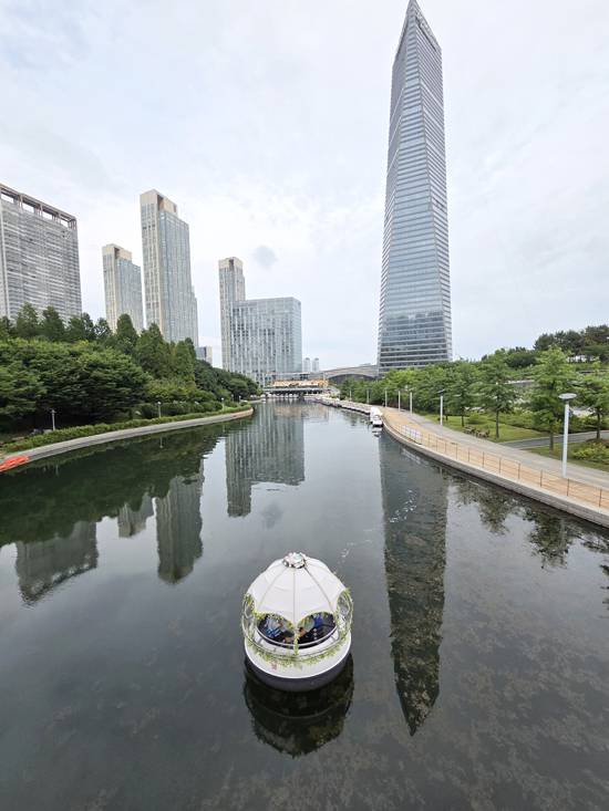 센트럴파크 인공 물길에서 운행 중인 수상레저시설.