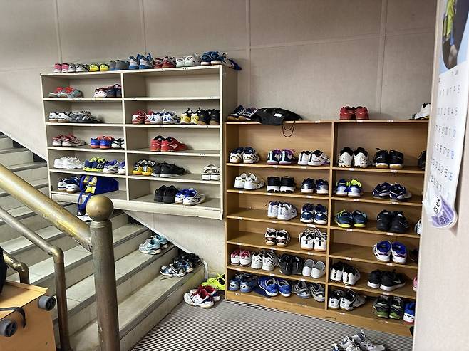 평송청소년문화센터 탁구장 내 신발장에 평송탁구동호회원들의 신발이 쌓여 있다. 사진=김세영 기자