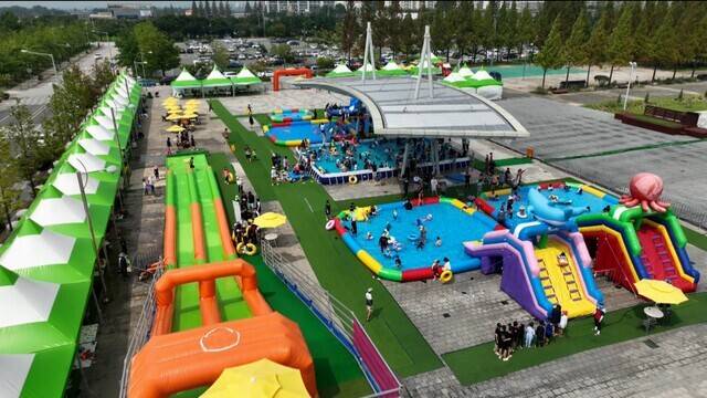 지난 2023년 전주월드컵광장에서 운영된 대형 물놀이장 전경 /전북일보 자료사진