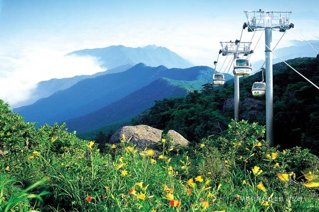 무주덕유산리조트 곤돌라를 타면 보다 쉽게 덕유산 정상(향적봉)에 오를 수 있다