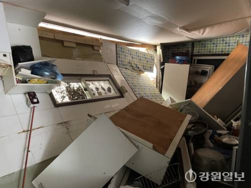◇집중호우로 춘천시 서면 안보리 율장길 인근에서 산사태가 발생해 민가를 덮쳤다. 사진은 산사태가 직격한 주택 주방. 사진=손지찬 기자
