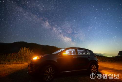 원창저수지는 인공빛이 거의 없어 춘천에서 별을 촬영하기 좋은 몇 안되는 곳이다. 한 낮의 더위가 식은 밤하늘 아래에서 은하수를 담으며 즐기는 피서는 낭만 그 자체다. 춘천=유관선시민기자