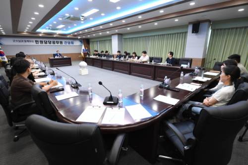 양구군은 23일 군청 중회의실에서 부서별 민원담당 공무원 간담회를 열고, 민원처리 과정의 고충과 건의사항을 공유하고 민원처리에 관한 법률 개정 내용을 교육했다. 이날 서흥원 양구군수는 직원들과 의견을 나누며 답변하는 시간을 가졌다.