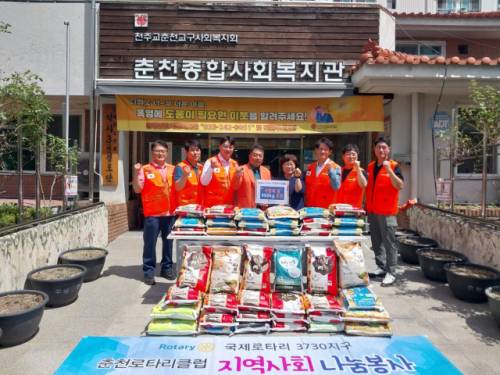 ◇춘천종합사회복지관(관장:오미경)과 국제로타리 3730지구 춘천로타리클럽(회장:윤상호)이 23일 복지관에서 ‘지역사회 복지증진 및 자원봉사 활성화’ 업무협약을 체결, 복지관에 쌀 460㎏을 전달했다.