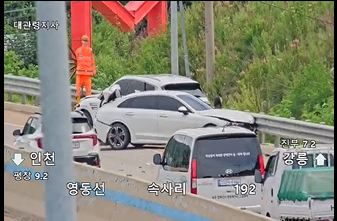 ◇23일 오전 10시56분께 평창군 영동고속도로 강릉방향 속사 IC 인근에서 제네시스 승용차와 K5 승용차가 부딪쳤다. 사진=강원특별자치도소방본부 제공