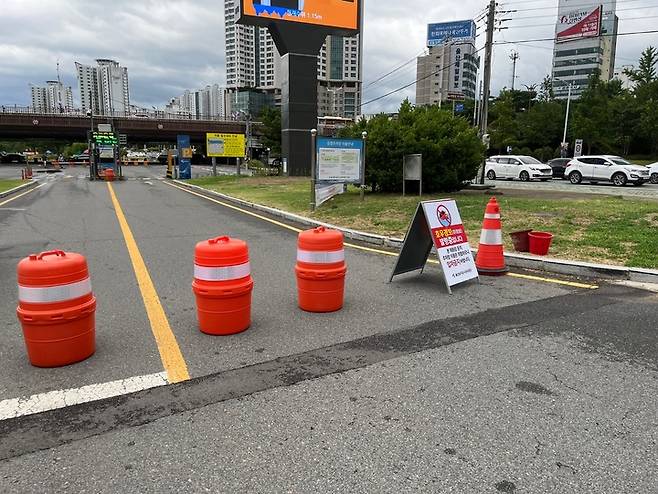 지난 18일 울산 남구 태화강 둔치 공영주차장에서 집중호우에 대비해 차량 진입이 제한되고 있는 장면. 남구도시관리공단 제공