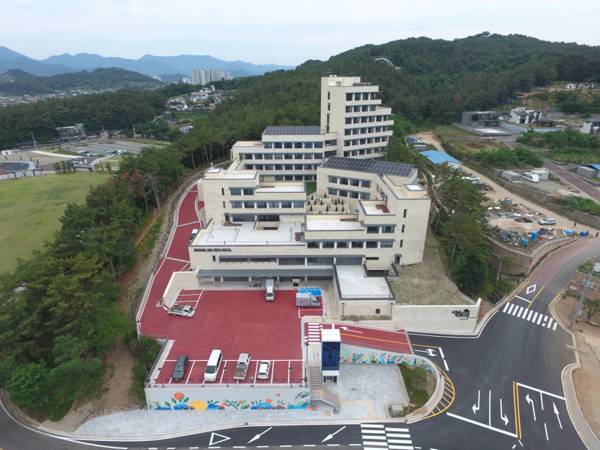 다음 달 정식 개장해 운영에 들어가는 고성군 유스호스텔. / 고성군