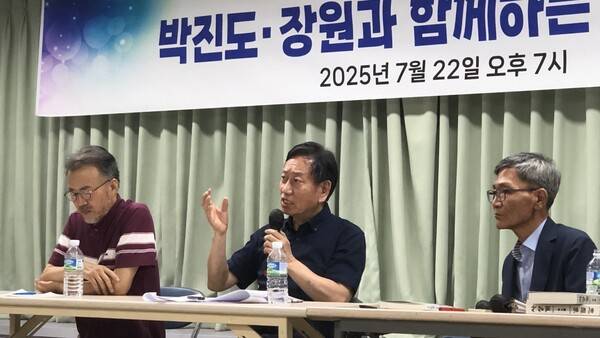22일 창원 이야기마당이 열린 경남도민일보 강당에서 박진도 교수(가운데)가 발언하고 있다. /이승환 기자