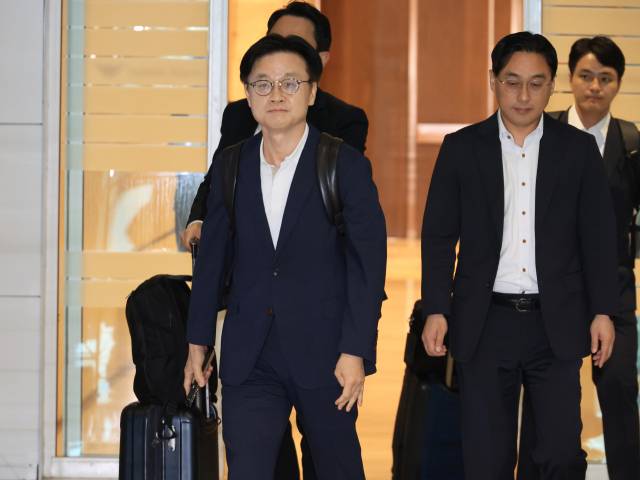 김정관 산업통상자원부 장관이 대미 통상 협상과 관련, 23일 인천국제공항을 통해 미국 워싱턴으로 출국하고 있다. 연합뉴스