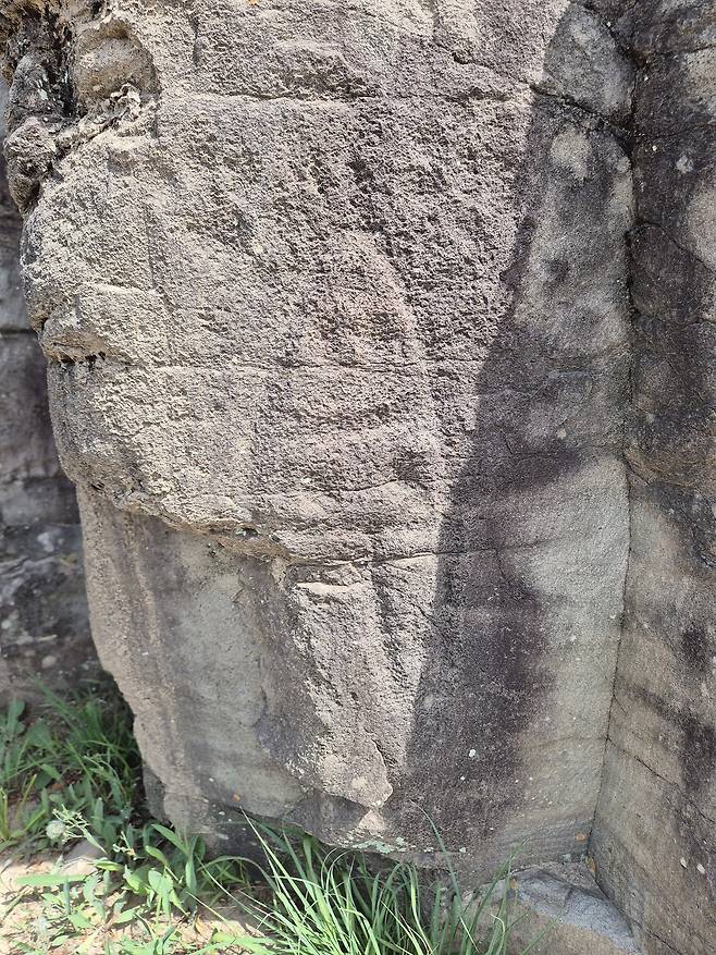 석장동암각화. 총 99점의 암각화가 있다. 풍화가 심해 잘 보이지 않는다.