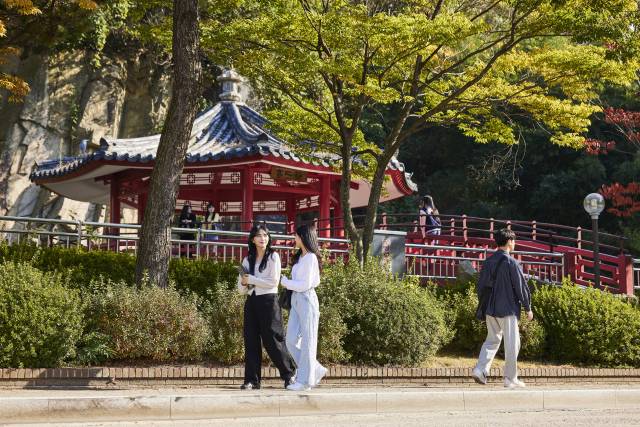 동의대학교는 부산 도심 한 가운데 풍부한 녹지 환경을 갖춰 ‘그린 캠퍼스’로 알려져 있다. 동의대 안 정심정을 학생들이 지나가고 있다. 동의대 제공