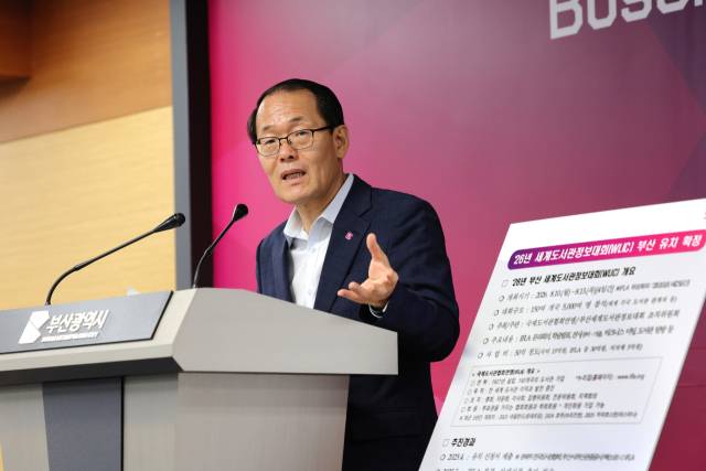 이준승 부산시 행정부시장이 23일 부산시청 브리핑룸에서 ‘2026 세계도서관정보대회’ 유치 관련 기자회견을 하고 있다. 부산시 제공