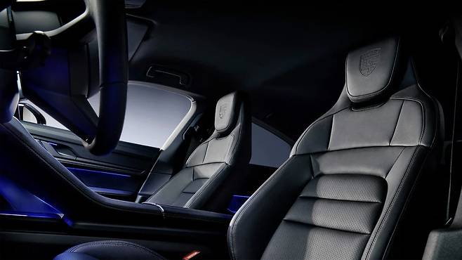 포르쉐 타이칸 4S 블랙 에디션 실내