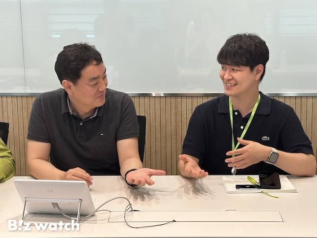 풀무원 음생생면공장에서 최원준 공장장과 이윤재 풀무원식품 면 PM이 풀무원 생면사업에 대해 이야기하고 있다. / 사진=정혜인 기자 hij@