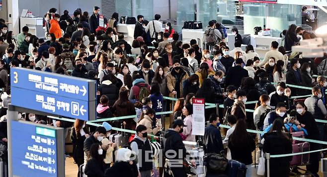 [이데일리 방인권 기자] 인천국제공항 제1여객터미널 출국장이 탑승객들로 붐비고 있다.