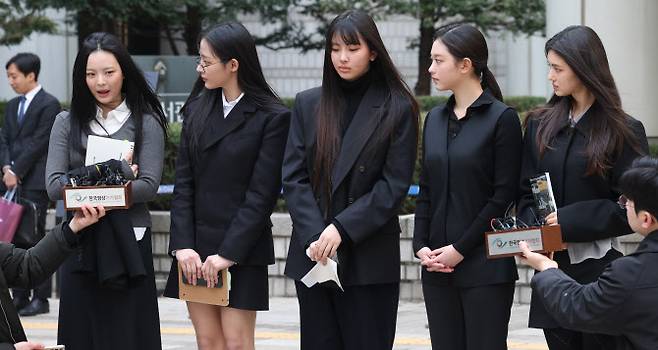 그룹 뉴진스(NJZ 하니, 민지, 혜인, 해린, 다니엘)가 7일 오후 서울 서초구 서울중앙지방법원에서 열린 ‘어도어, 뉴진스 상대 기획사 지위보전 및 광고계약 체결 등 금지 가처분’ 심문기일을 마친 후 취재진의 질문에 답변하고 있다. (사진=뉴시스)