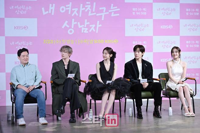 왼쪽부터 유관모 PD, 윤산하, 아린, 유정후, 츄(사진=KBS)