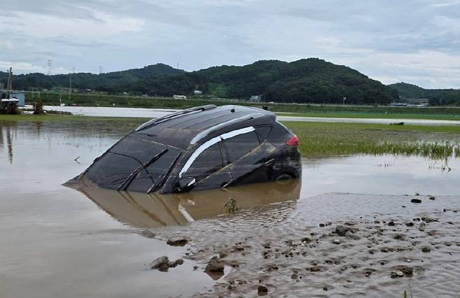 지난 20일 충남 아산 염치읍 곡교리에 내린 폭우로 차량이 침수되어 있다. (사진=뉴스1)