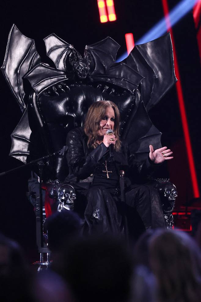 2024년 10월 19일 오지 오스본이 2024년 록앤롤 명예의 전당 헌액식 무대에 올라 발언하고 있다. (사진=게티이미지)